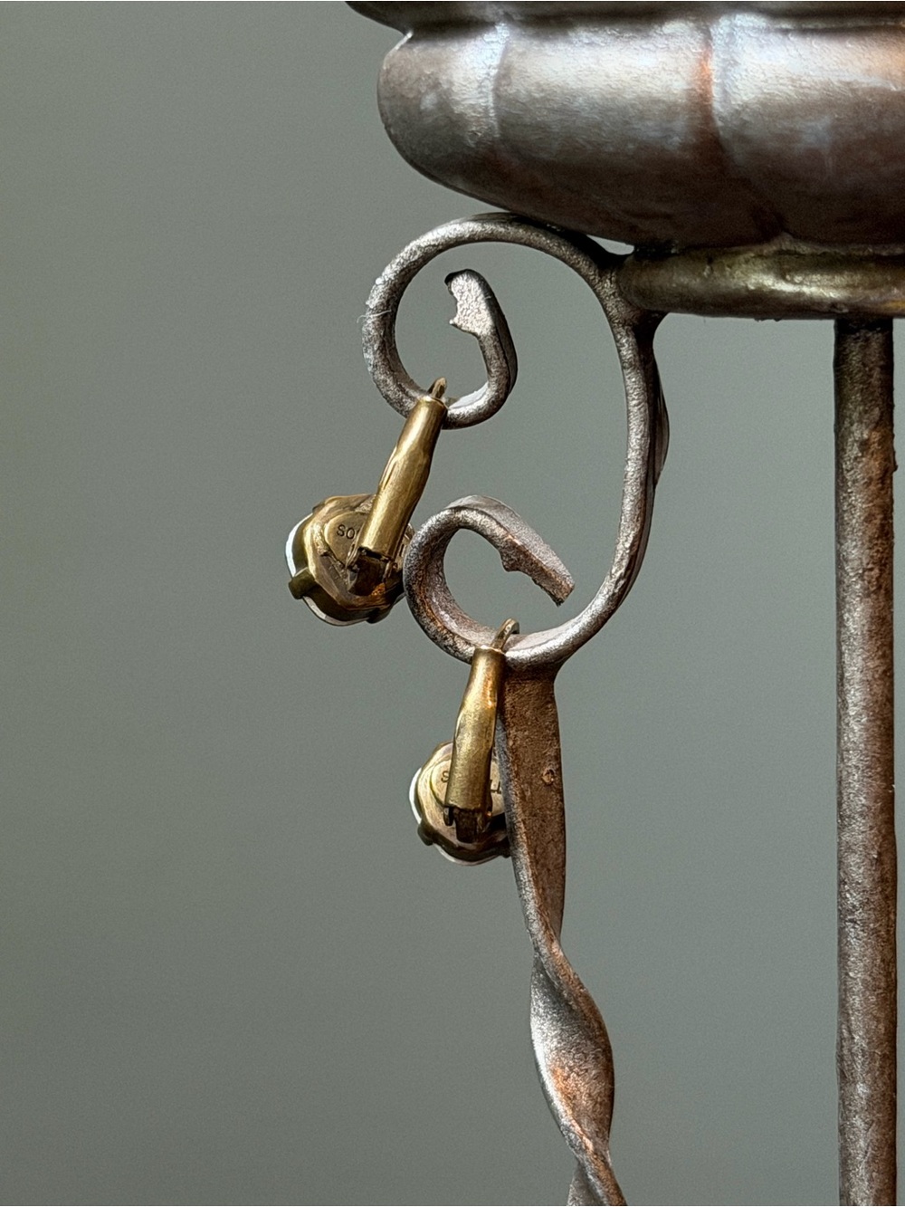 Sorrelli NWT Olive Green Crystal Lever Back Drop Earrings Antique Gold Tone - Picture 3 of 6